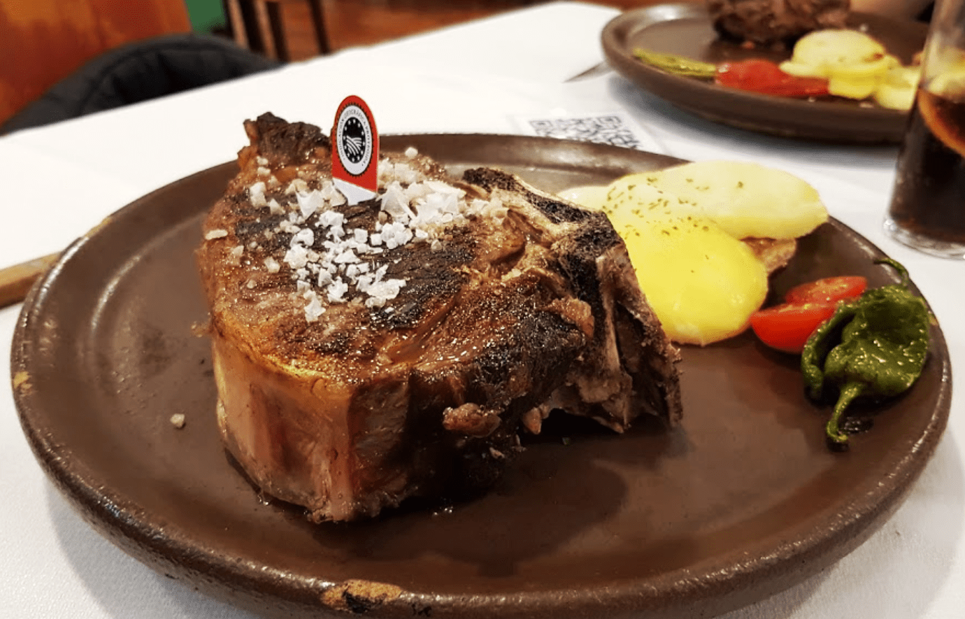 El mejor chuletón de buey de Ávila y otras carnes selectas maduradas, a 1 minuto a pie de la Plaza del Mercado Chico.