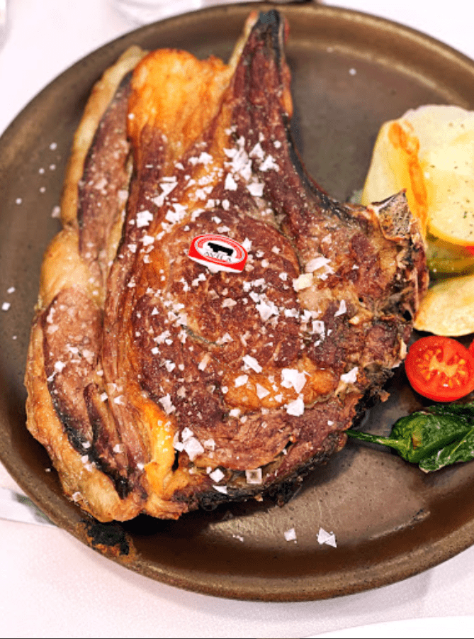El mejor chuletón de buey de Ávila y otras carnes selectas maduradas, a 1 minuto a pie de la Plaza del Mercado Chico.
