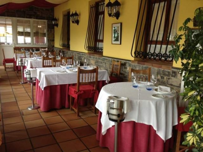  Restaurante amplio, en contacto con la naturaleza y especializado en cocina tradicional asturiana.      