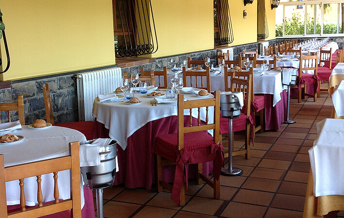  Restaurante amplio, en contacto con la naturaleza y especializado en cocina tradicional asturiana.      