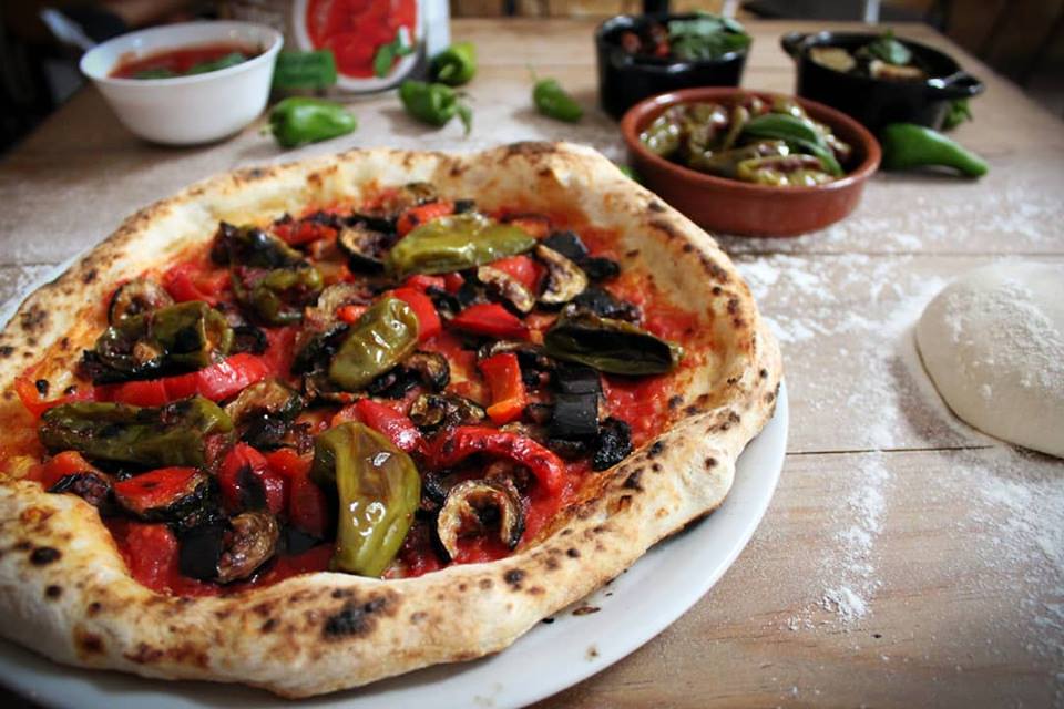 La mejor pizza napolitana de toda Barcelona elaboradas artesanalmente con levadura madre.                    