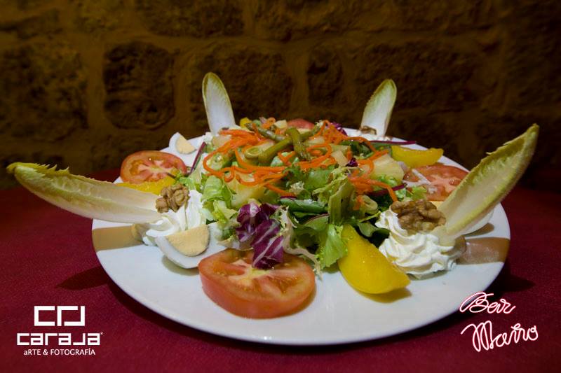 plato-ensalada-verdura-lechuga-tomate-restaurante-mano-palencia-castilla-leon.jpg