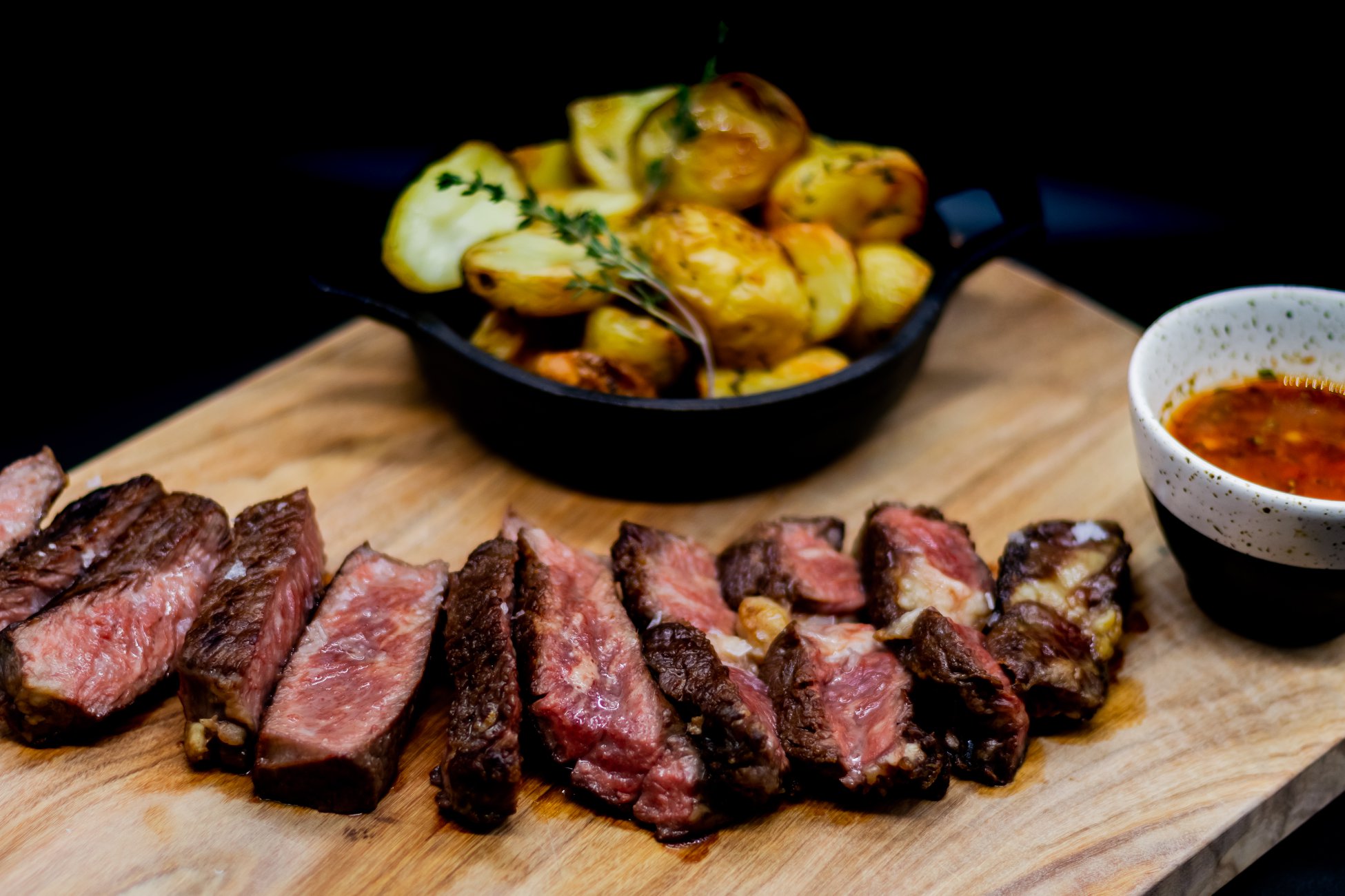 ribeye-australiano-salsa-chimichurri-bearnesa-patatas-restaurante-marchica-palma-mallorca-baleares.jpg