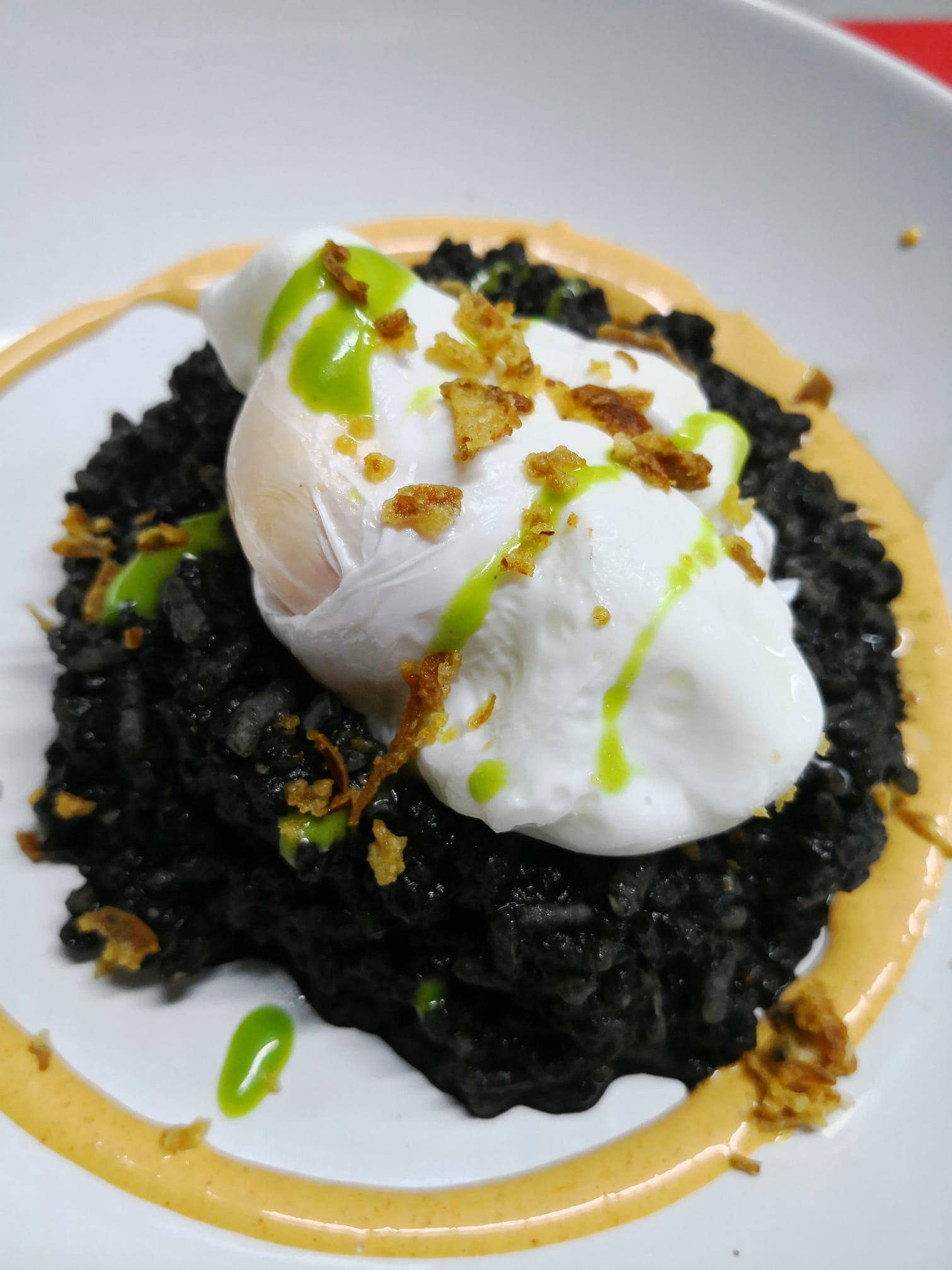 arroz-meloso-con-salsa-tinta-y-huevo-escalfado-restaurante-menakoz-jatetxea-sopela-bizkaia.jpg