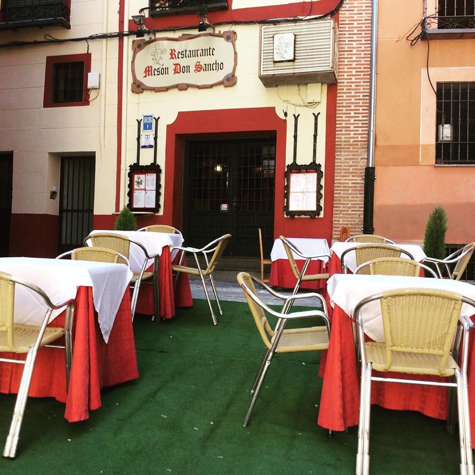 Restaurante situado en el centro de la ciudad, a 2 minutos a pie del Acueducto de Segovia.            