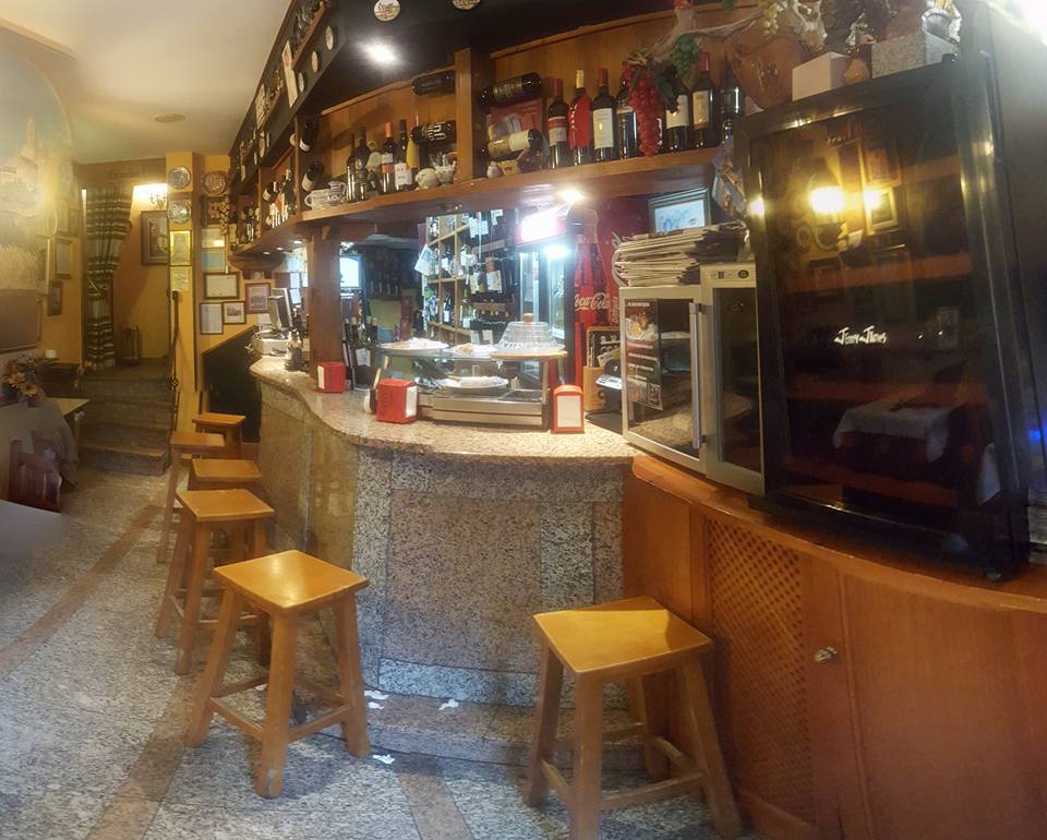 Restaurante situado en el centro de la ciudad, a 2 minutos a pie del Acueducto de Segovia.                 