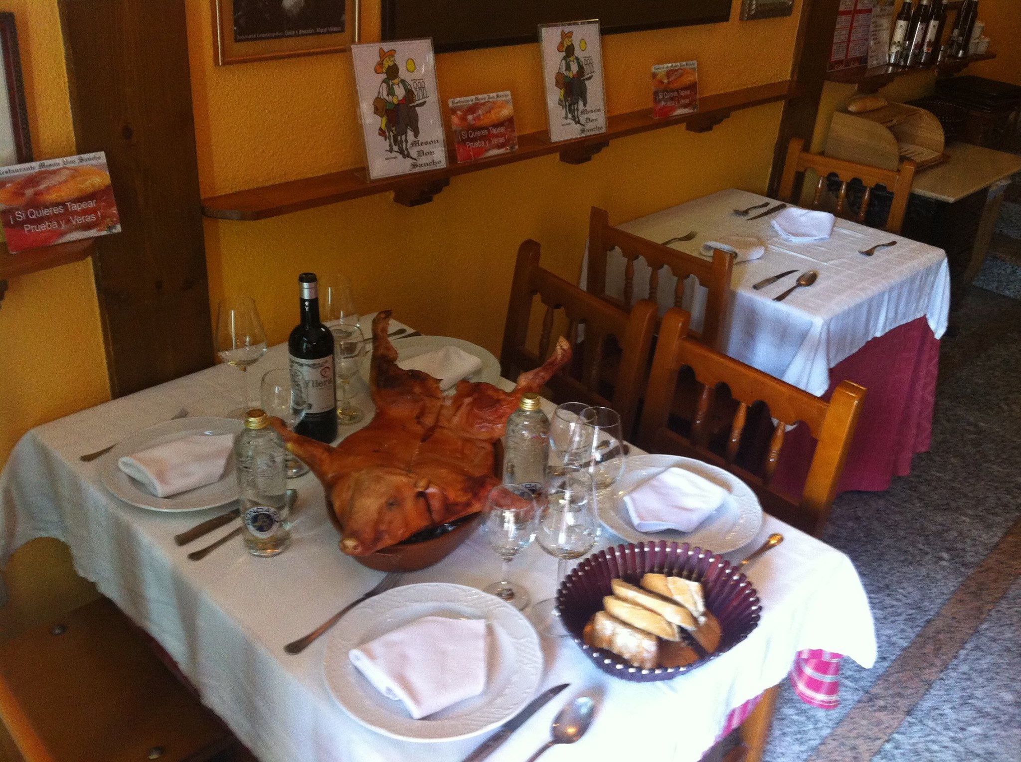 Restaurante situado en el centro de la ciudad, a 2 minutos a pie del Acueducto de Segovia.            