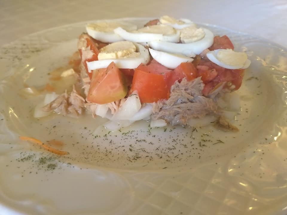 ensalada-tomate-huevo-atun-restaurante-meson-don-sancho-segovia-castilla-leon.jpg