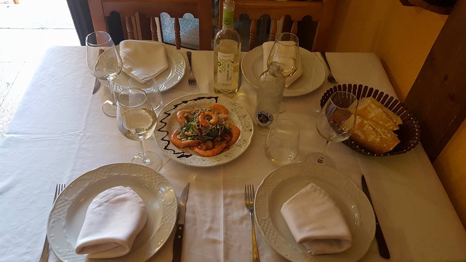 mesa-platos-langostinos-restaurante-meson-don-sancho-segovia-castilla-leon.jpg