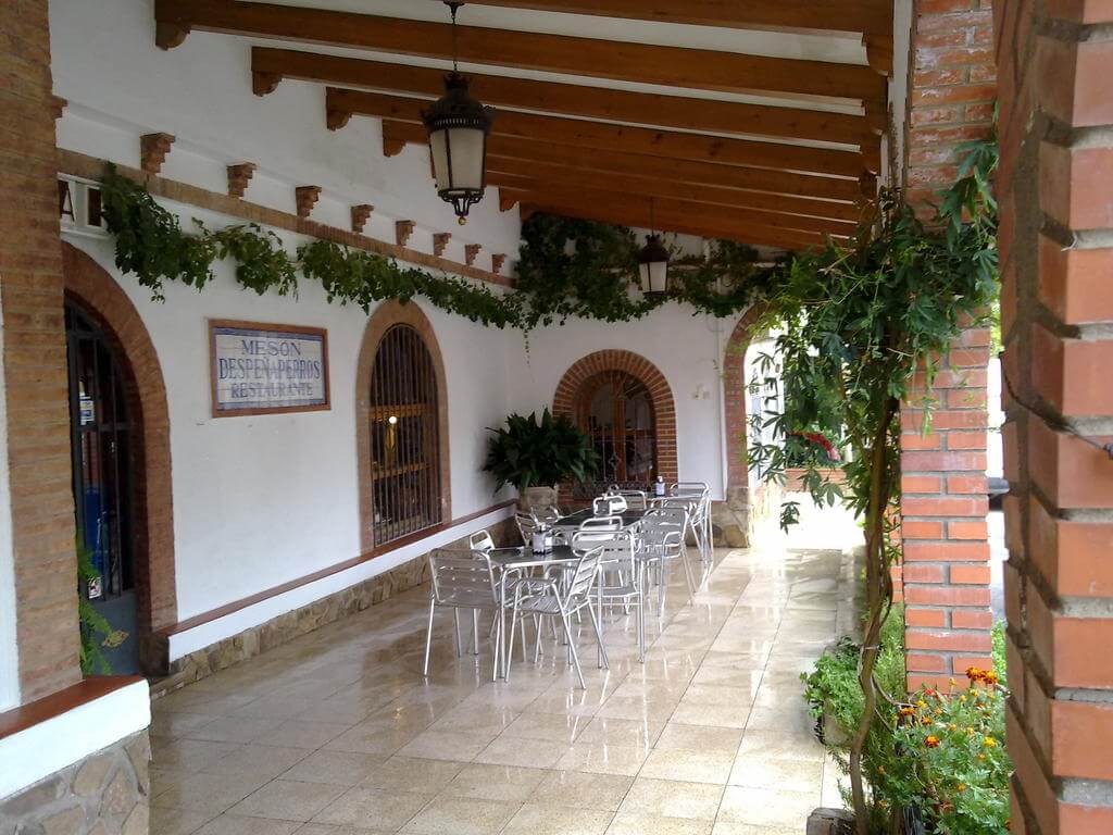 Restaurante situado en la reserva natural de Despeñaperros y que se encuentra aproximadamente a 50 minutos en coche de Jaén, Baeza y Úbeda.
