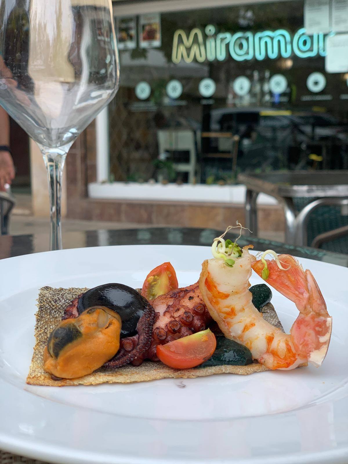 Restaurante de cocina tradicional mediterránea, especializada en arroces, tapas y bocadillos.