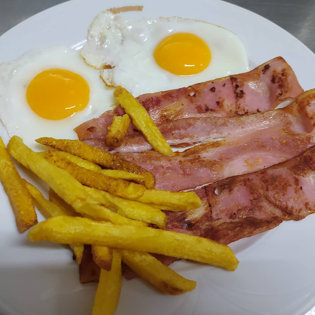 Restaurante de cocina tradicional mediterránea, especializada en arroces, tapas y bocadillos.
