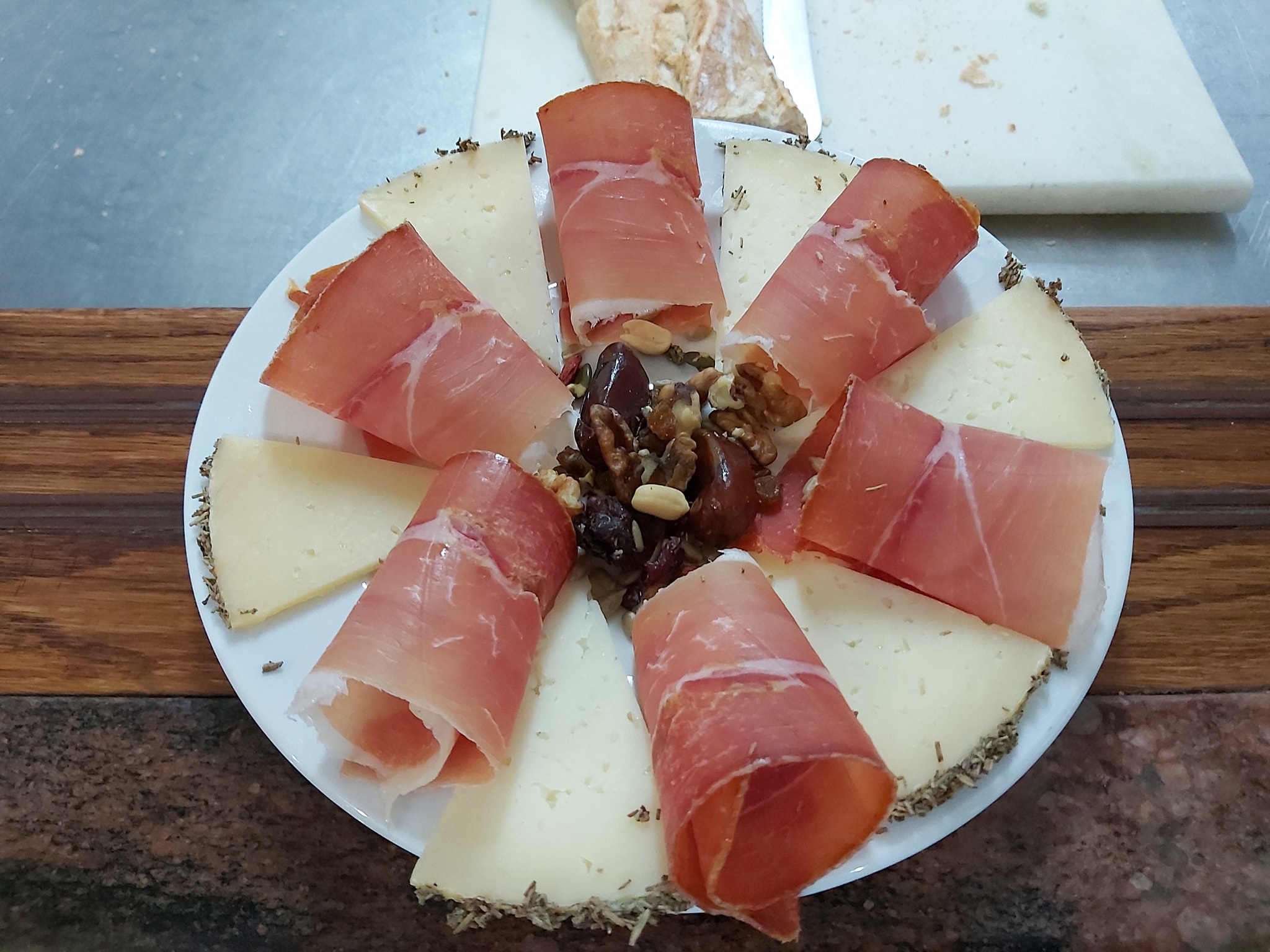 Restaurante de cocina tradicional mediterránea, especializada en arroces, tapas y bocadillos.
