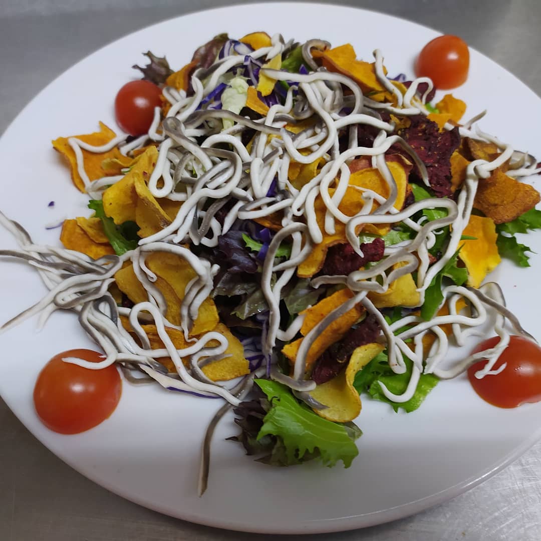 Restaurante de cocina tradicional mediterránea, especializada en arroces, tapas y bocadillos.