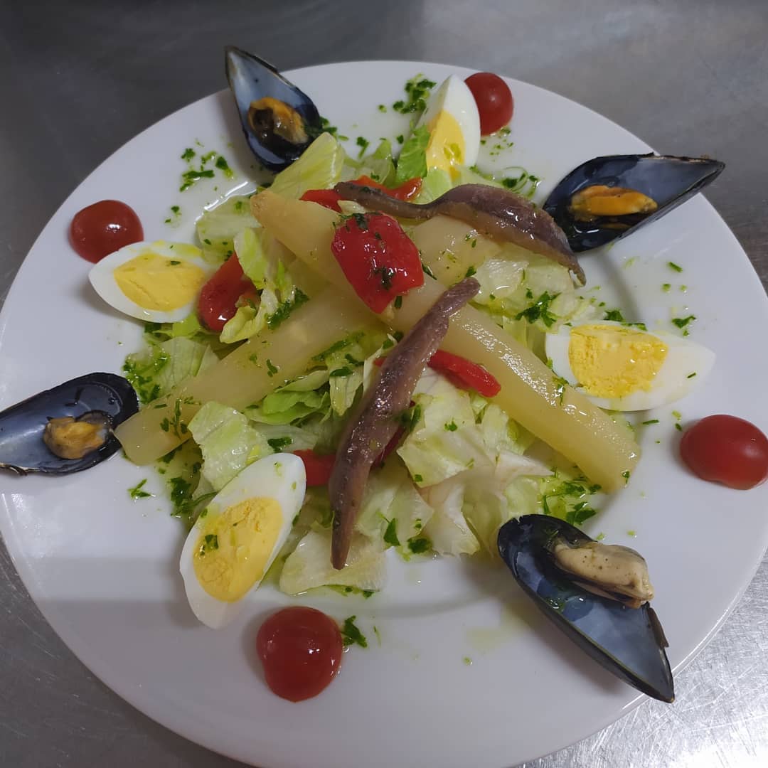 Restaurante de cocina tradicional mediterránea, especializada en arroces, tapas y bocadillos.
