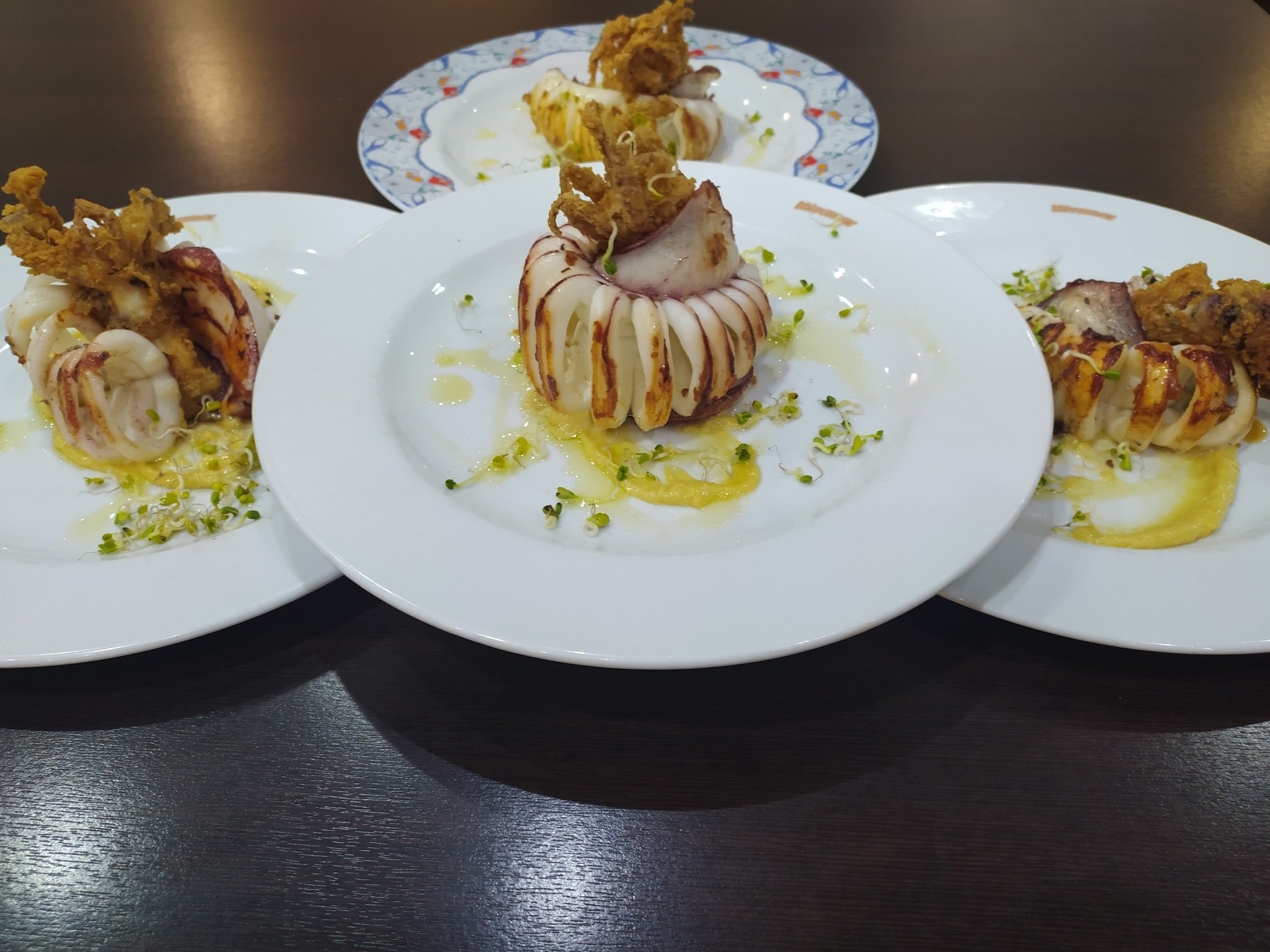 Restaurante de cocina tradicional mediterránea, especializada en arroces, tapas y bocadillos.
