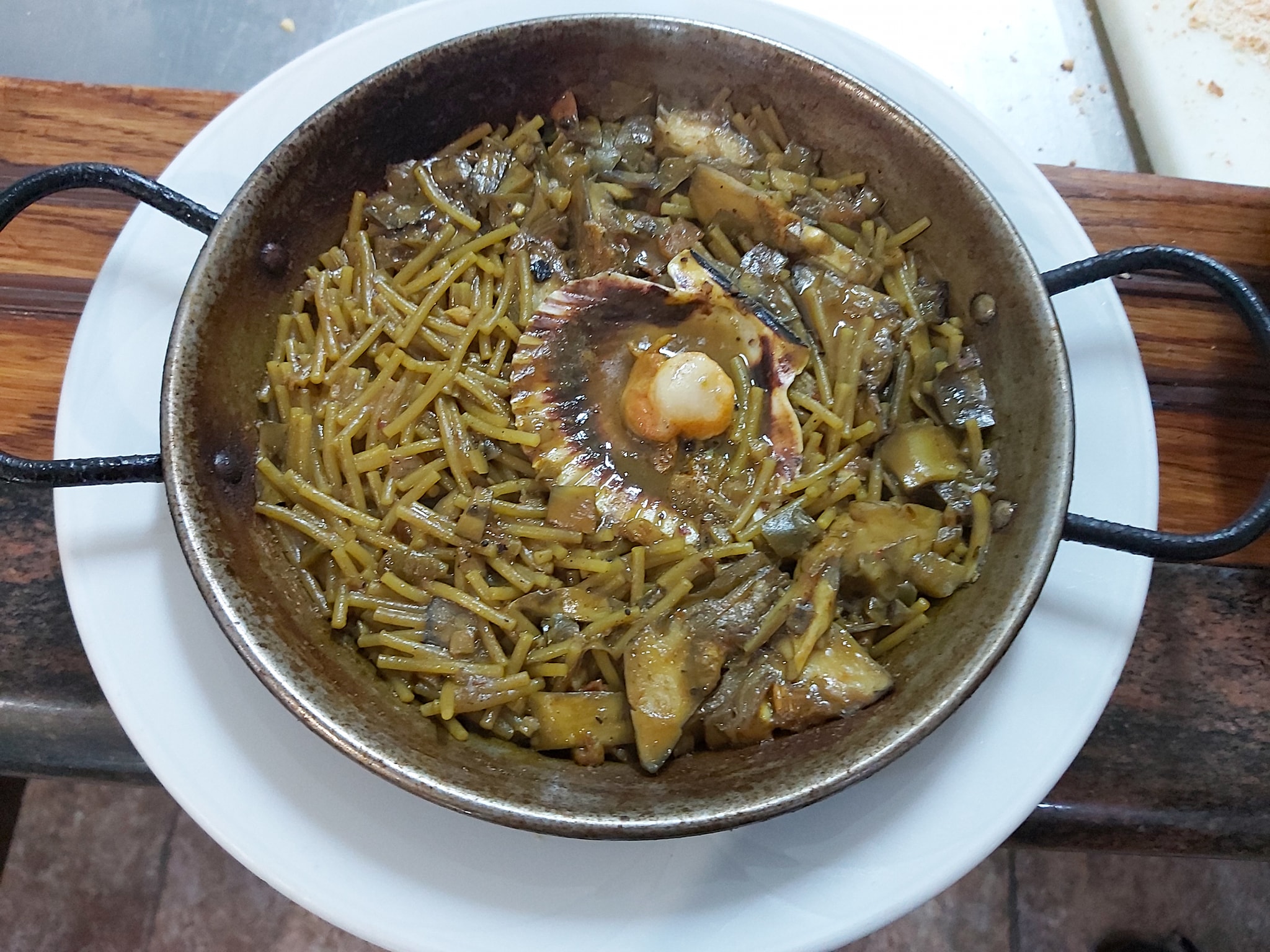 Restaurante de cocina tradicional mediterránea, especializada en arroces, tapas y bocadillos.