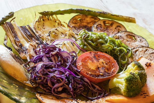 ensalada-pepino-tomatel-brocoli-esparragos-trigueros-cebolla-restaurante-moncloa-san-lazaro-cacabelos-castilla-leon.jpg