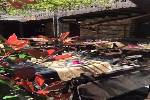 mesas-terraza-soleado-restaurante-moncloa-san-lazaro-cacabelos-castilla-leon.jpg