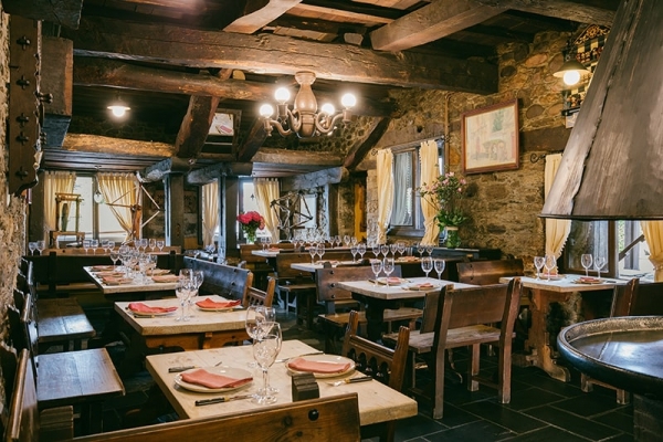 comedor-mesas-sillas-restaurante-moncloa-san-lazaro-cacabelos-castilla-leon.jpg