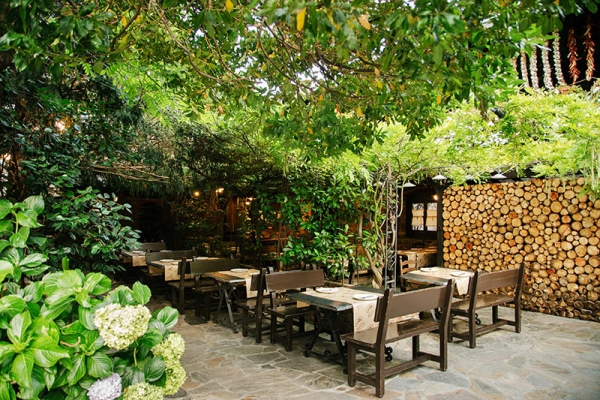 patio-mesas-sillas-restaurante-moncloa-san-lazaro-cacabelos-castilla-leon.jpg
