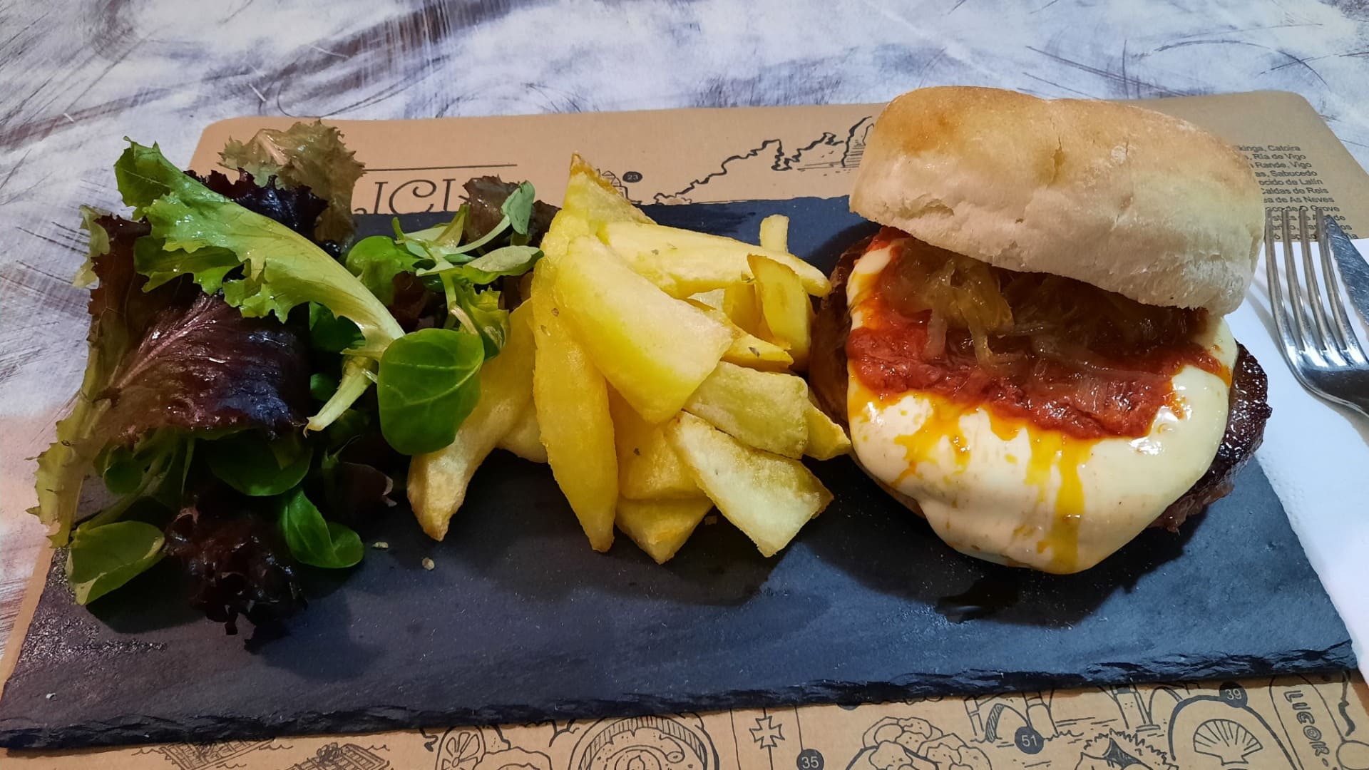Buenos menús para peregrinos y visitantes de cocina casera gallega a 400 metros de la casa de Concello de Caldas de Reis, Pontevedra.