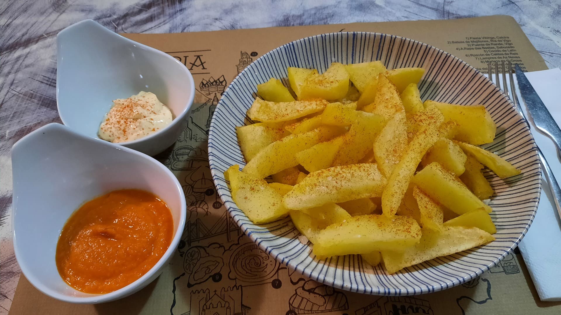 Buenos menús para peregrinos y visitantes de cocina casera gallega a 400 metros de la casa de Concello de Caldas de Reis, Pontevedra.