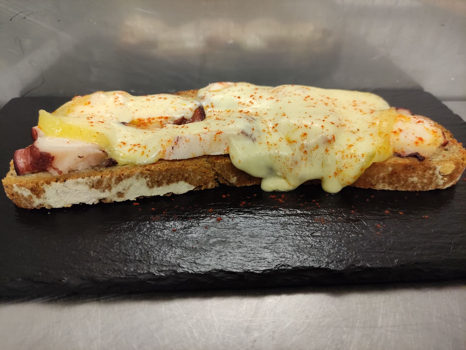Buenos menús para peregrinos y visitantes de cocina casera gallega a 400 metros de la casa de Concello de Caldas de Reis, Pontevedra.