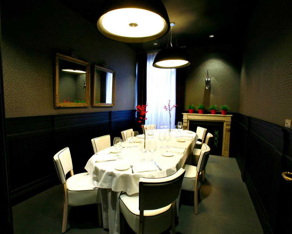 Elegante restaurante especializado en cocina vasca con toques de autor.               
