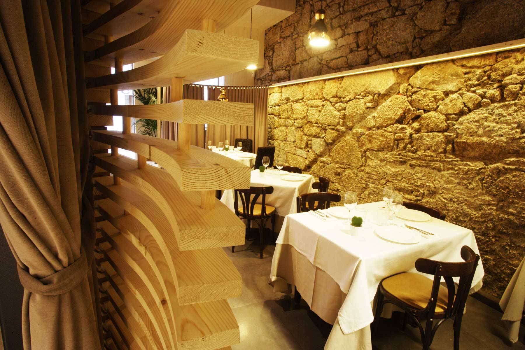 Cocina gallega creativa especializada en marisco con una decoración clásica y moderna ubicada en el centro de A Coruña.          