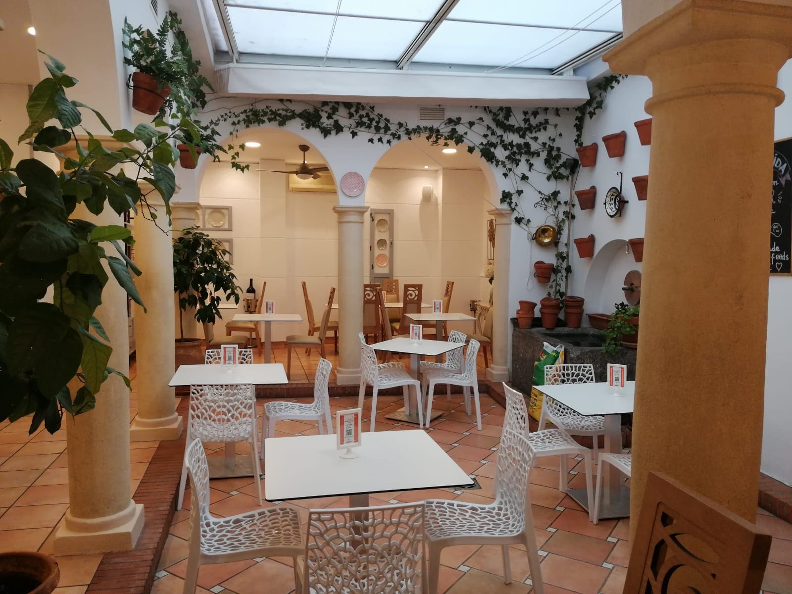 Restaurante de comida tradicional andaluza, situado en el centro del casco viejo de Córdoba, a escasos metros de la Mezquita             