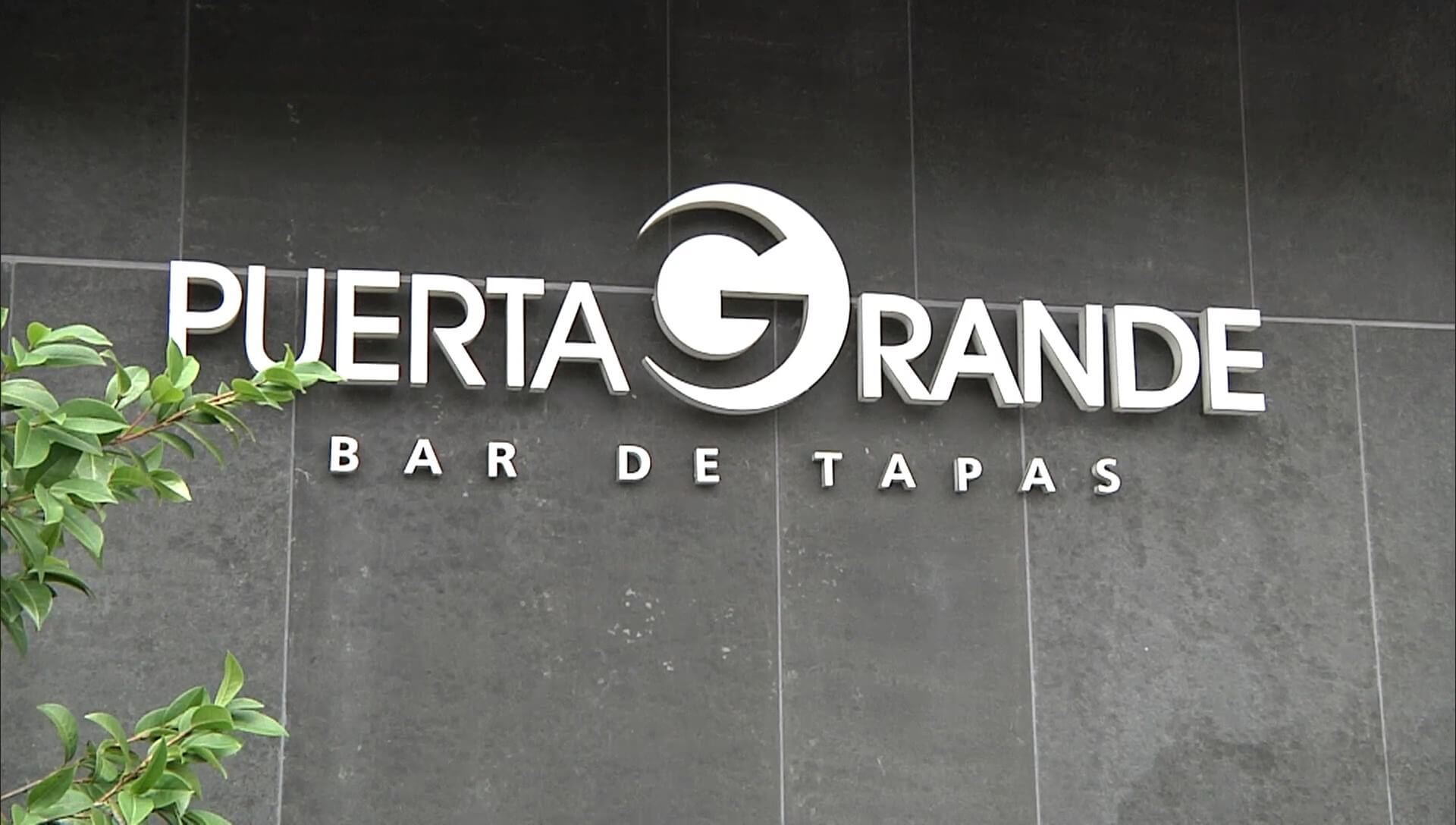  Moderno y céntrico bar restaurante de Vitoria-Gasteiz con terraza y cocina non-stop con productos de temporada y mercado.        