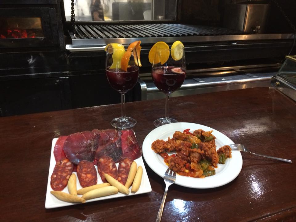 tabla-ibericos-jamon-chorizo-salchichon-carne-verduras-copas-vino-restaurante-rayal-madrid.jpg