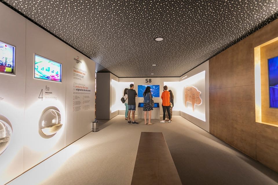 Restaurante donde sus carnes, el jamón y su cultura es protagonista en 3 espacios diferentes: un museo interactivo, el restaurante y una tienda.          