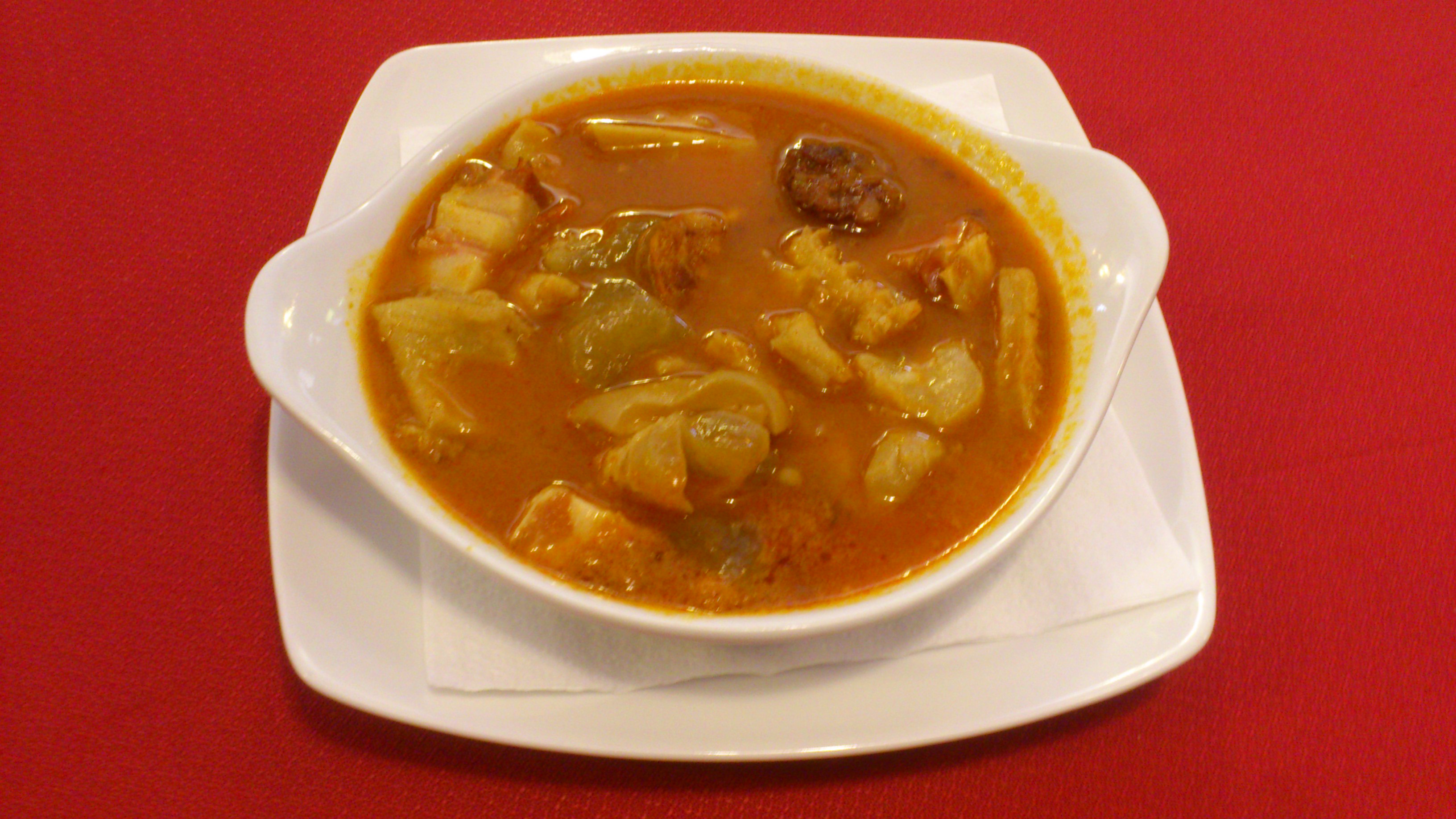Restaurante con una cocina de temporada con el mejor codillo de Alcalá de Henares a 5 min a pie del Palacete de Laredo.