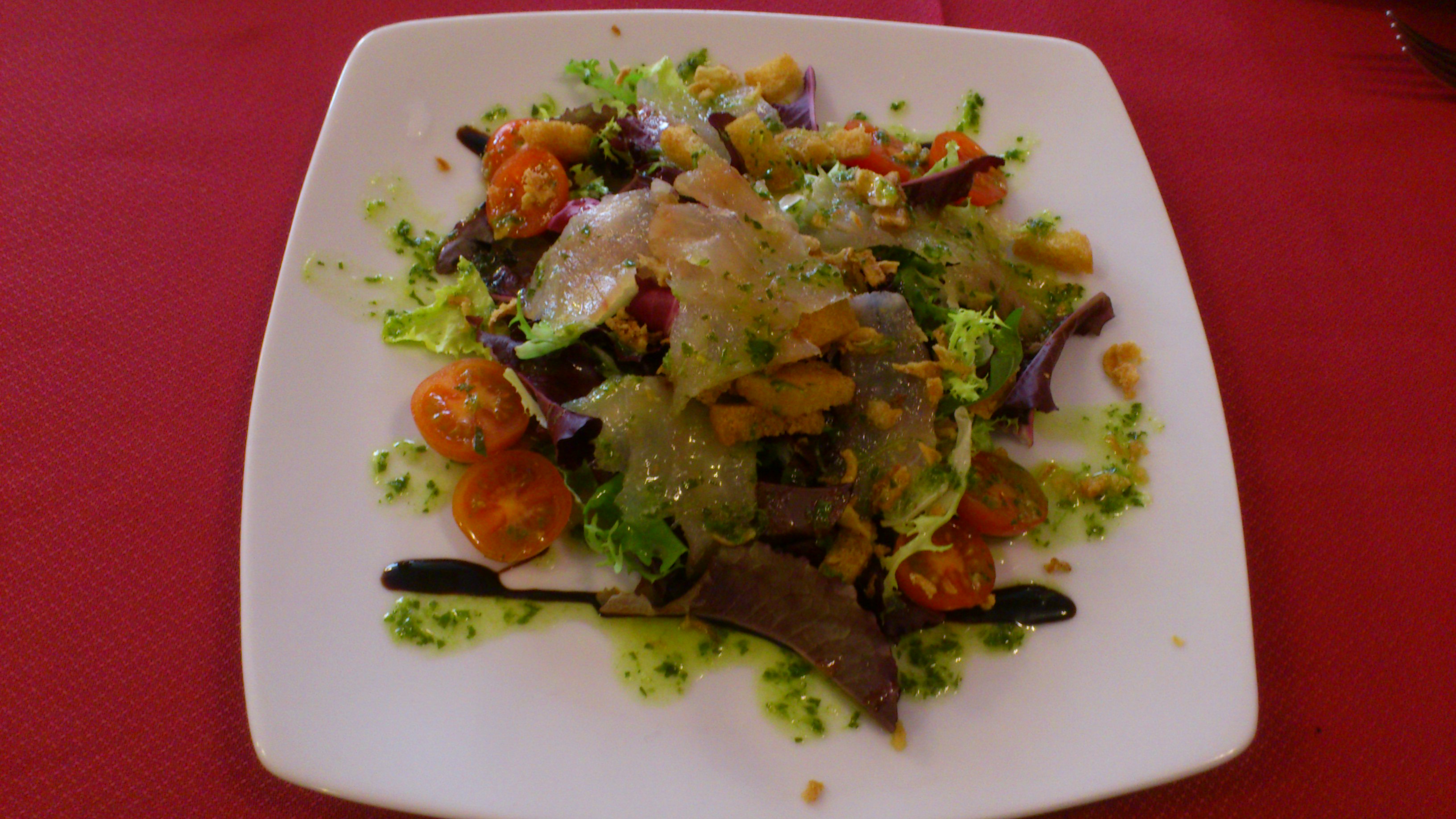 Restaurante con una cocina de temporada con el mejor codillo de Alcalá de Henares a 5 min a pie del Palacete de Laredo.