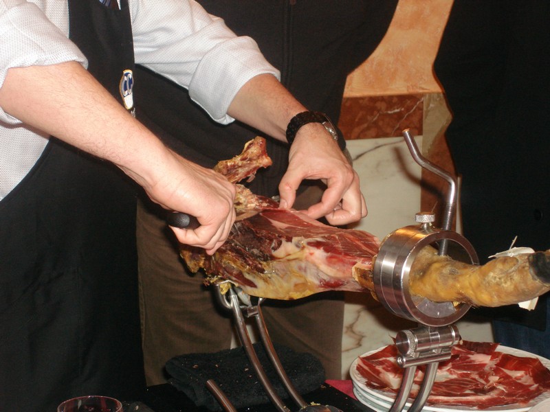 Restaurante con una cocina de temporada con el mejor codillo de Alcalá de Henares a 5 min a pie del Palacete de Laredo.