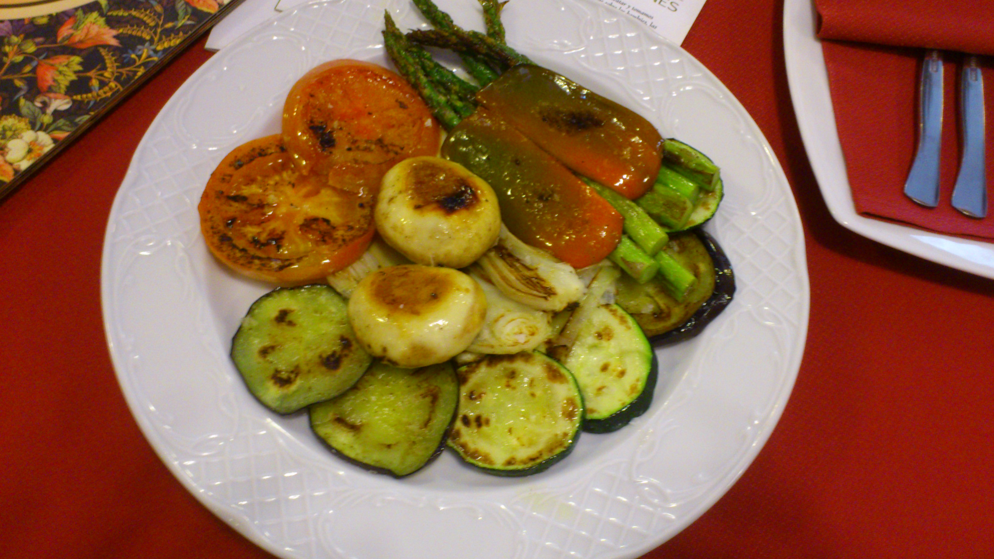 Restaurante con una cocina de temporada con el mejor codillo de Alcalá de Henares a 5 min a pie del Palacete de Laredo.