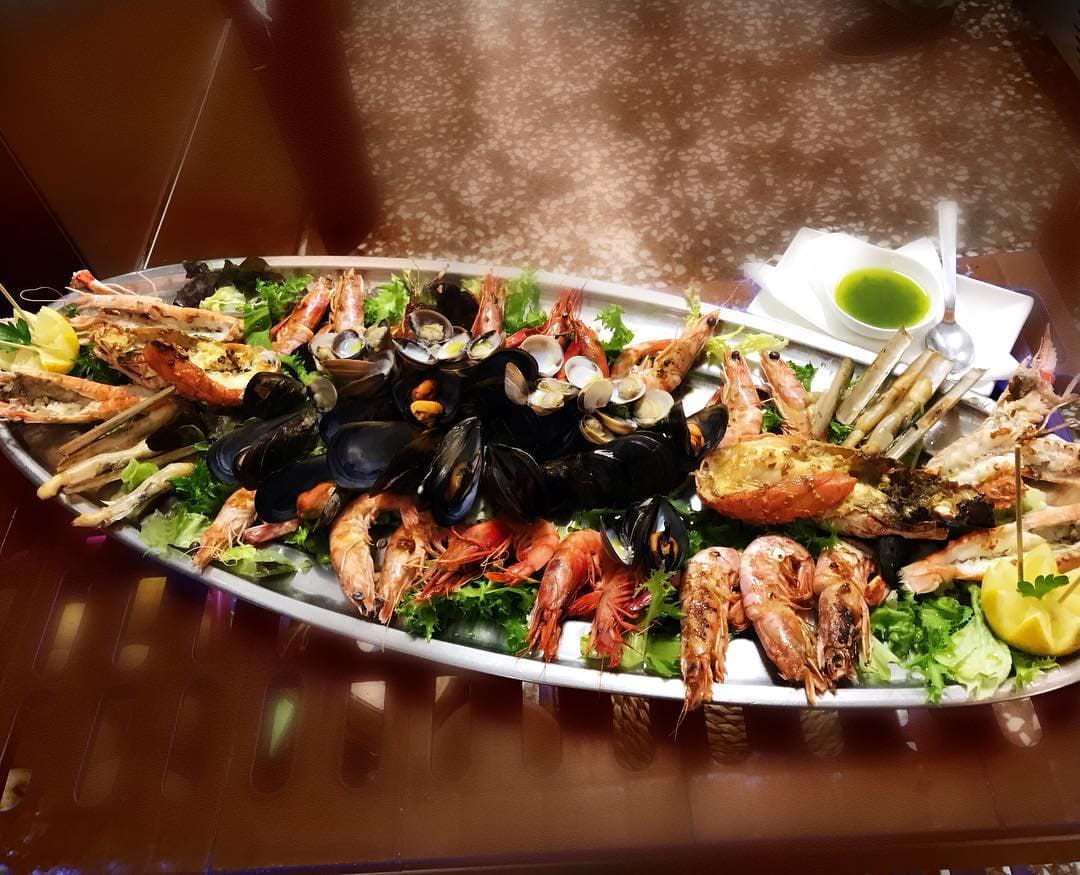 Restaurante situado entre las dos playas de Peñiscola, promete unos platillos de cocina vasca elaborada con los mejores productos mediterráneos.                