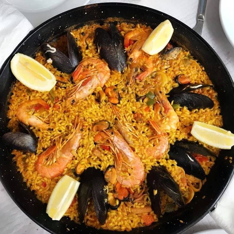 Restaurante situado entre las dos playas de Peñiscola, promete unos platillos de cocina vasca elaborada con los mejores productos mediterráneos.                
