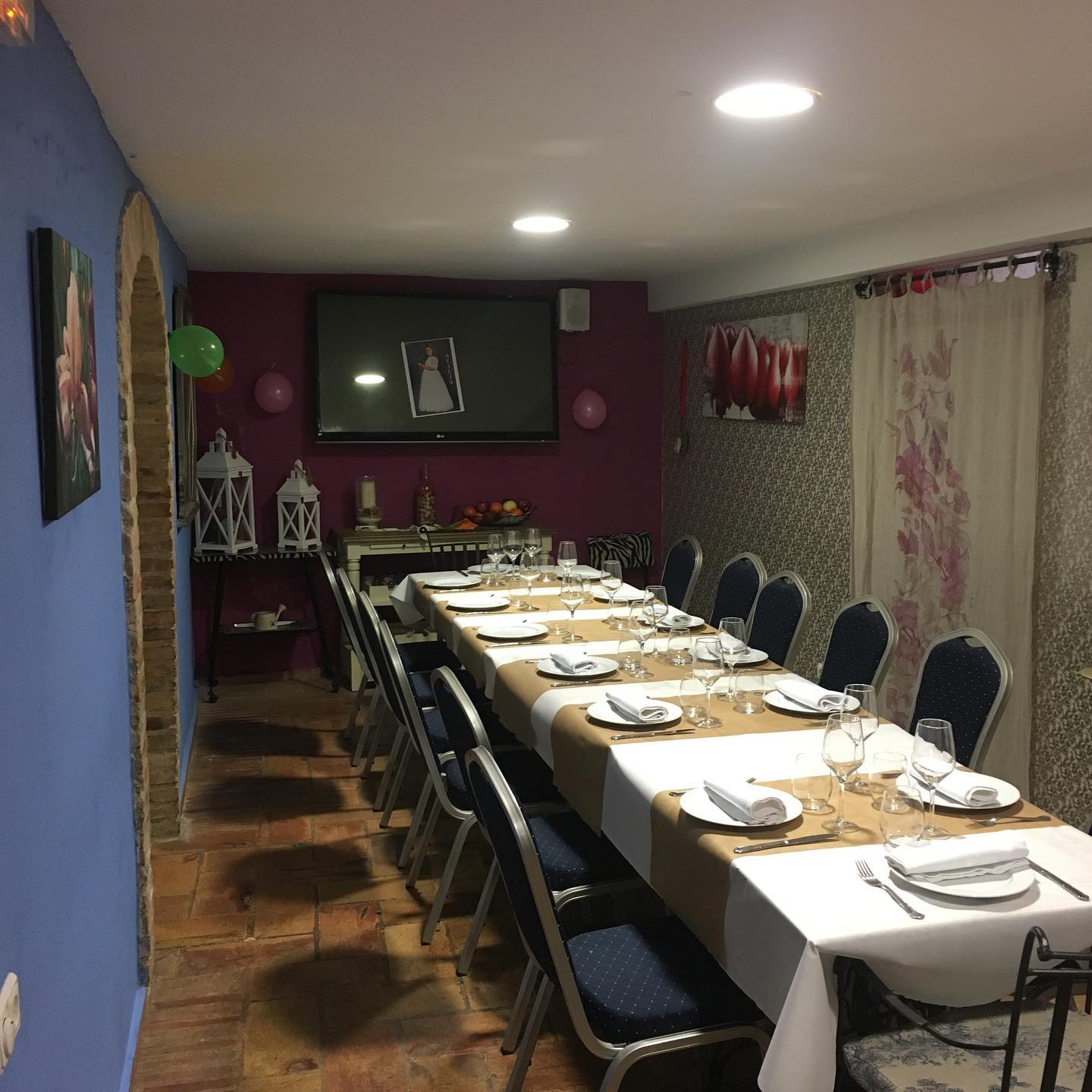 Bar-restaurante situado entre Zaragoza y Lleida a la altura de la salida de la autovía A2 y carretera N2 de Pina de Ebro perfecto para una parada en el camino.