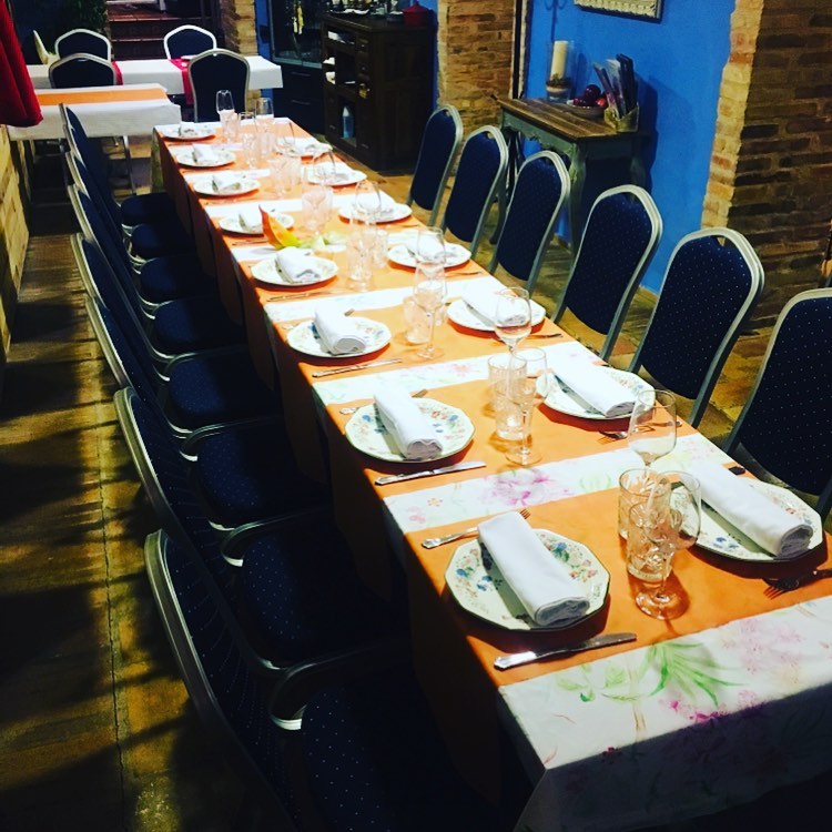 Bar-restaurante situado entre Zaragoza y Lleida a la altura de la salida de la autovía A2 y carretera N2 de Pina de Ebro perfecto para una parada en el camino.