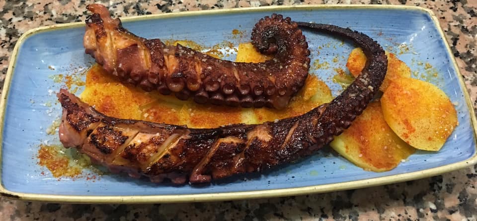 Bar-restaurante situado entre Zaragoza y Lleida a la altura de la salida de la autovía A2 y carretera N2 de Pina de Ebro perfecto para una parada en el camino.