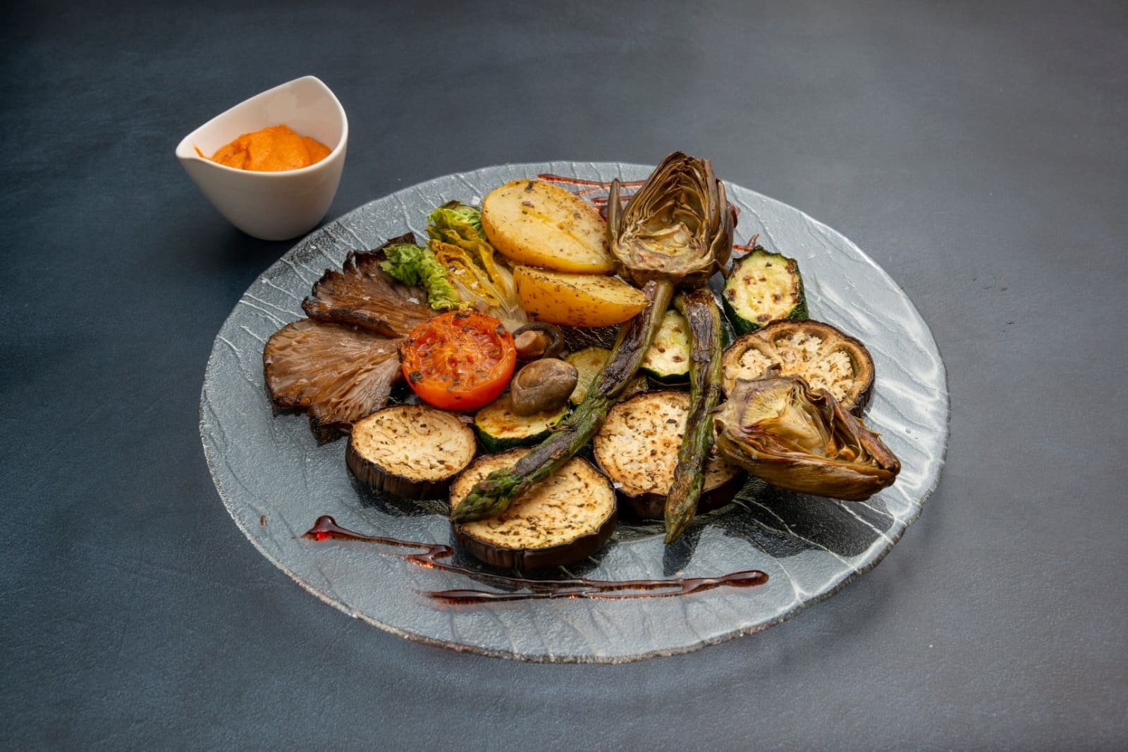 Parrilladas de carne y cocina catalana con menús de calçotada en temporada, perfecto para grupos.