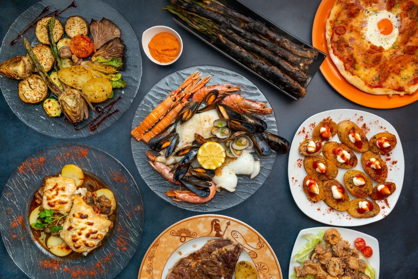 Parrilladas de carne y cocina catalana con menús de calçotada en temporada, perfecto para grupos.