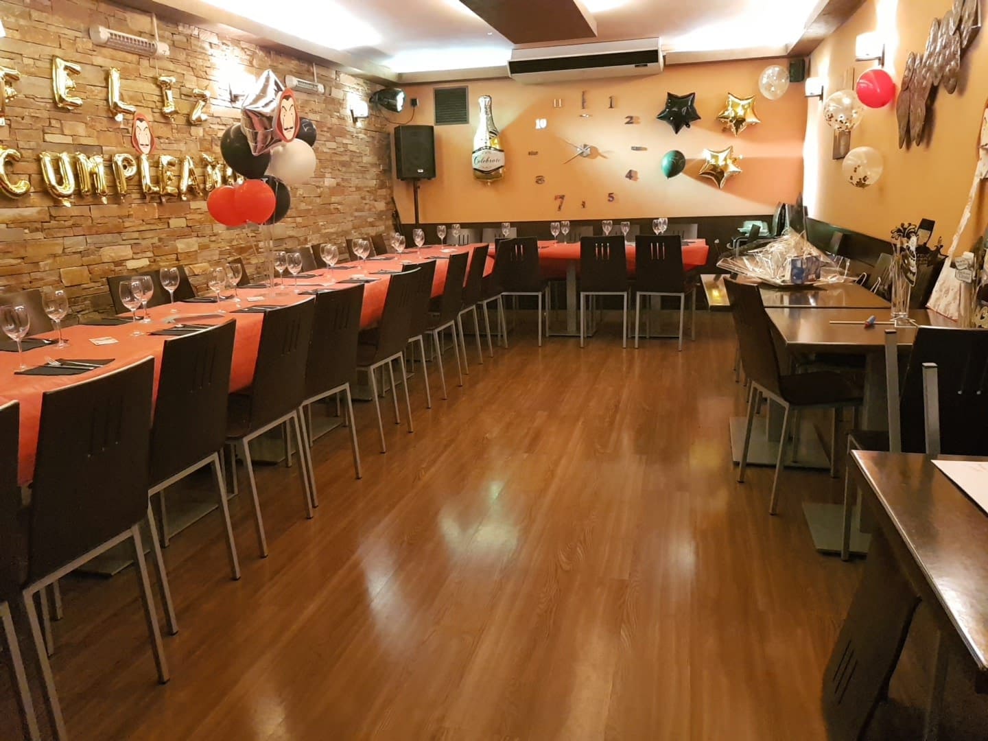 Parrilladas de carne y cocina catalana con menús de calçotada en temporada, perfecto para grupos.