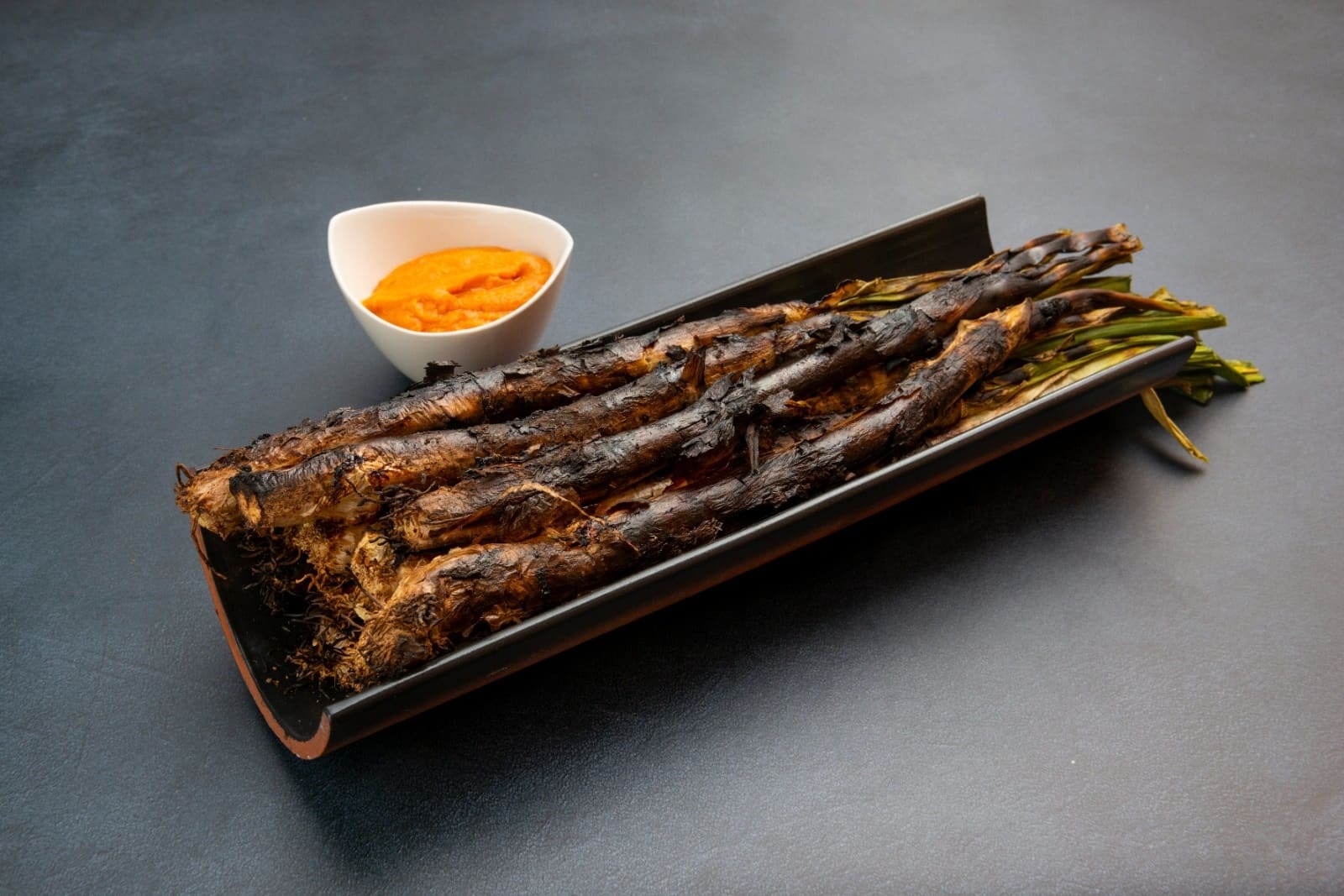 Parrilladas de carne y cocina catalana con menús de calçotada en temporada, perfecto para grupos.
