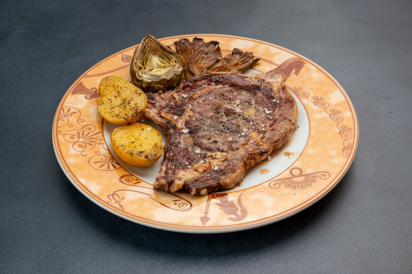 Parrilladas de carne y cocina catalana con menús de calçotada en temporada, perfecto para grupos.