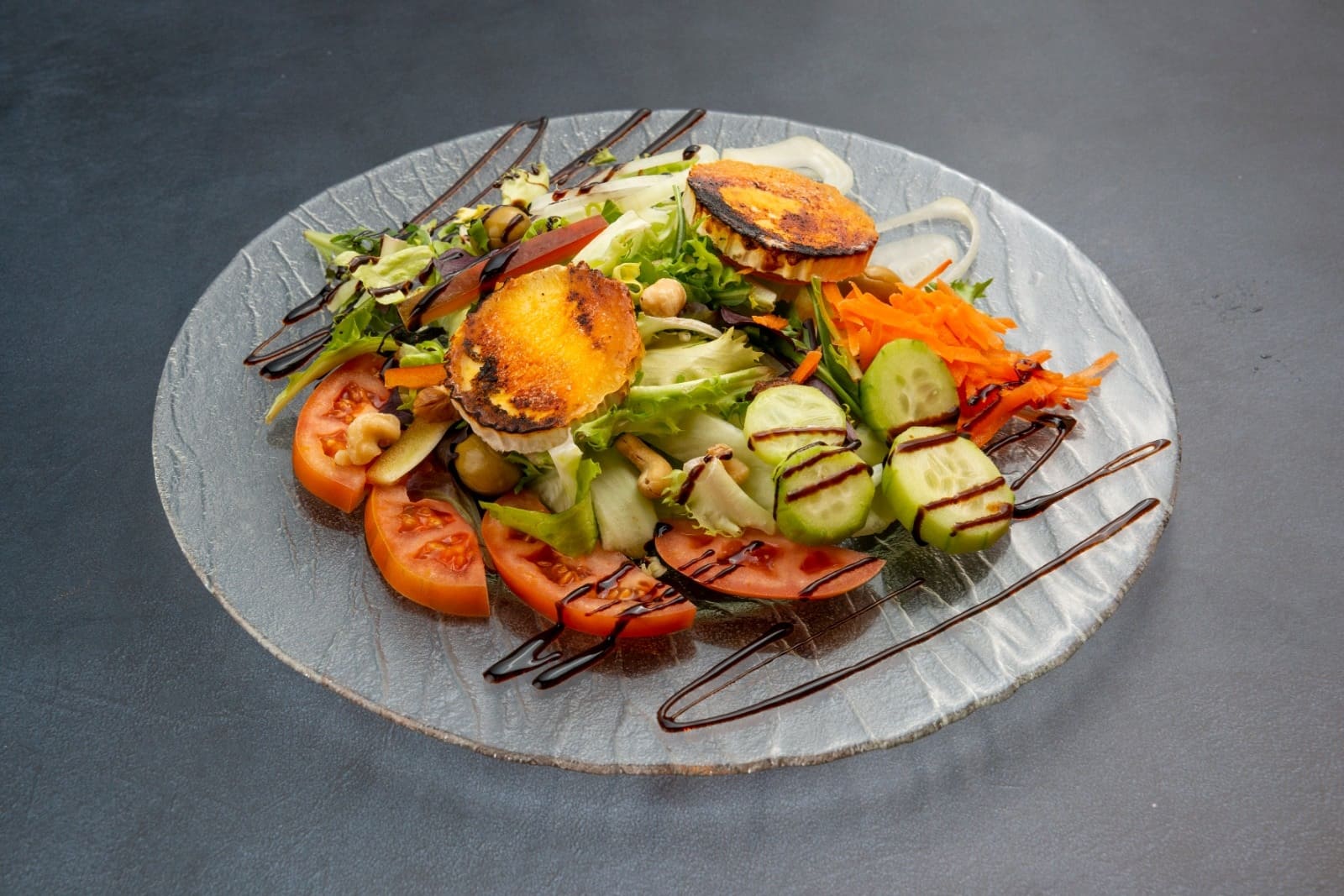 Parrilladas de carne y cocina catalana con menús de calçotada en temporada, perfecto para grupos.