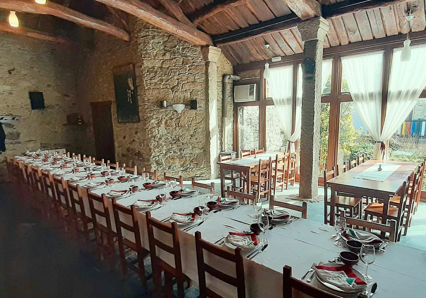 Restaurante en fabrica de quesos, situado en Sobrado (A Coruña) con una cocina casera gallega.     